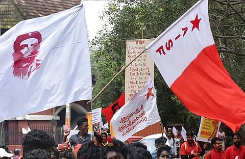 എക്കാലത്തും കുലംകുത്തികള്‍ എന്ന് എസ്എഫ്‌ഐ, ഉടുമുണ്ട് ഉരിഞ്ഞത് മറക്കില്ലെന്ന് എഐഎസ്എഫ്; സോഷ്യല്‍ മീഡിയയില്‍ തമ്മിലടിച്ച് ഇടത് സംഘടനകള്‍