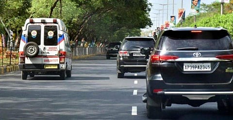 'എതിരാളികള്‍ കാണാതെ പോകരുത് മുഖ്യമന്ത്രിയുടെ ഈ മനുഷ്യത്വം'; തിരക്കുകള്‍ ഒഴിവാക്കി ആംബുലന്‍സിന് വഴിമാറി; കയ്യടി