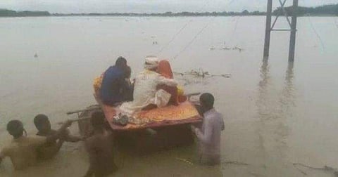 പ്രളയമാണ്, ആഡംബരക്കാറ് പോയിട്ട് ഓട്ടോറിക്ഷ പോലുമില്ല: ചങ്ങാടത്തില്‍ യാത്രചെയത് നവദമ്പതികള്‍, വീഡിയോ
