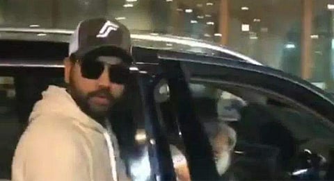 മറ്റ് ടീം അംഗങ്ങള്‍ക്ക് മുന്‍പേ രോഹിത് നാട്ടിലെത്തി; ശ്രദ്ധയില്ലാതെ കുഞ്ഞിനെ പരിചരിച്ചതില്‍ വിമര്‍ശനം