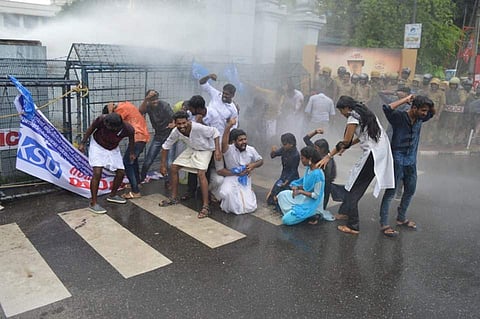 യൂണിവേഴ്‌സിറ്റി കോളജില്‍ വീണ്ടും സംഘര്‍ഷം; തള്ളിക്കയറാന്‍ ശ്രമിച്ച കെഎസ്‌യുക്കാരെ പൊലീസ് തടഞ്ഞു