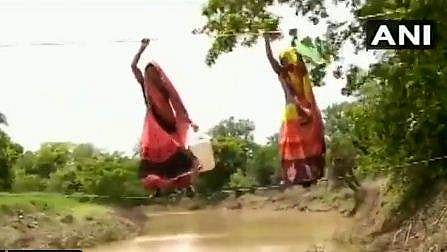 ഇത് സര്‍ക്കസാണ് എന്ന് കരുതിയാല്‍ തെറ്റി!; അതിജീവനത്തിനായി 'ഞാണിന്മേല്‍ കളി'യുമായി ഒരു ഗ്രാമം ( വീഡിയോ)