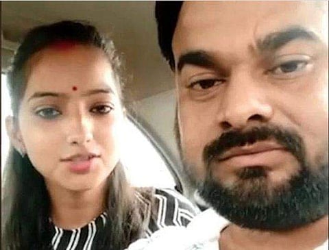 തോക്കുചൂണ്ടി ബിജെപി എംഎല്‍എയുടെ മകളെയും ഭര്‍ത്താവിനെയും കോടതി വളപ്പില്‍ നിന്നും തട്ടിക്കൊണ്ടുപോയി