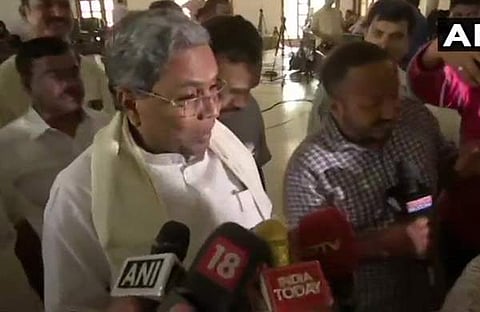 വിശ്വാസവോട്ടിന്റെ കാര്യം മാധ്യമ പ്രവര്‍ത്തകരെ അറിയിക്കുന്ന കോണ്‍ഗ്രസ് നേതാവ് സിദ്ധരാമയ്യ/ എഎന്‍ഐ, ട്വിറ്റര്‍