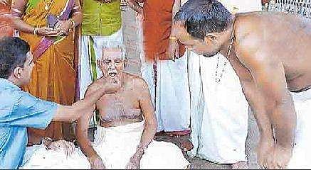 പ്രായം എണ്‍പത് പിന്നിട്ടെങ്കിലും ചോറൂണ് ഗംഭീരമാക്കി, അച്ഛന്റെ ചോറൂണ്നടത്തി കുടുംബം