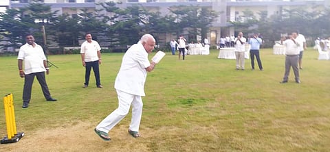 രാഷ്ട്രീയത്തെ പിടിച്ചുലച്ച് 'ഓപ്പറേഷന്‍ കമല' പുറത്ത് ; എംഎല്‍എമാര്‍ക്കൊപ്പം റിസോര്‍ട്ടില്‍ കളിച്ചുല്ലസിച്ച് യെദ്യൂരപ്പ ( വീഡിയോ)