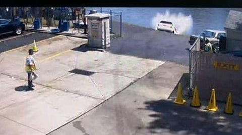 ബ്രേക്ക് എവിടെ, ബ്രേക്ക് എവിടെ..., ആക്സിലേറ്റർ ചവിട്ടി; കാർ പുഴയിലേക്ക്, നടുക്കുന്ന വീഡിയോ 