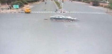 നടുറോഡില്‍ ഓഡി കാര്‍ ചീറിപ്പാഞ്ഞെത്തി, ബൈക്ക് യാത്രികനെ ഇടിച്ചുതെറിപ്പിച്ചു, ചെന്നുവീണത് 30 അടി അകലെ ( നടുക്കുന്ന വീഡിയോ)