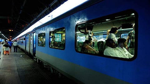 അമ്മയ്ക്ക് ബ്രേക്ക്ഫാസ്റ്റ് കഴിക്കണം: ട്രെയിനിന്റെ ചെയ്ന്‍ വലിച്ച് നിര്‍ത്തി മകന്‍, അറസ്റ്റ് 