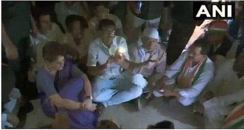 ഗസ്റ്റ് ഹൗസിലെ വൈദ്യുതിയും വിച്ഛേദിച്ച് യുപി സർക്കാർ;  പ്രിയങ്ക കഴിഞ്ഞത് മെഴുകുതിരി വെട്ടത്തിൽ ( വീഡിയോ)