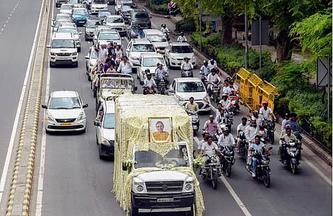 ഷീല ദീക്ഷിതിന്റെ മൃതദേഹവും വഹിച്ചുകൊണ്ടുള്ള വിലാപയാത്ര