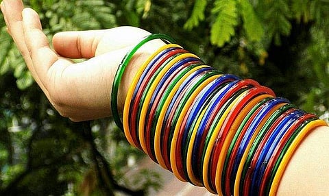 ഹോംവര്‍ക്ക് ചെയ്യാത്തനിന് ആണ്‍കുട്ടികളെ നിര്‍ബന്ധിപ്പിച്ച് വള ധരിപ്പിച്ചു: അധ്യാപകനെതിരെ അന്വേഷണം