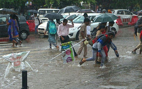 അതിതീവ്ര മഴ ഇന്നും തുടരും ; റെഡ്, ഓറഞ്ച് അലർട്ടുകൾ ; വെ​ള്ള​പ്പൊ​ക്കത്തിനും ഉ​രു​ൾ​പൊ​ട്ടലിനും സാ​ധ്യ​ത ; ജാ​ഗ്രതാനിർദേശം