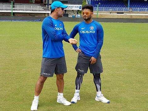 എന്തുകൊണ്ട് ധോണി വിരമിക്കുന്നില്ല? തുടരുന്നത് പന്തിന് വേണ്ടി