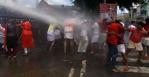 യുവമോർച്ച മാർച്ചിൽ  സംഘർഷം; കല്ലേറ്; പൊലീസ് ജലപീരങ്കിയും കണ്ണീർ വാതകവും പ്രയോ​ഗിച്ചു; അഞ്ച് പ്രവർത്തകർക്ക് പരുക്ക്