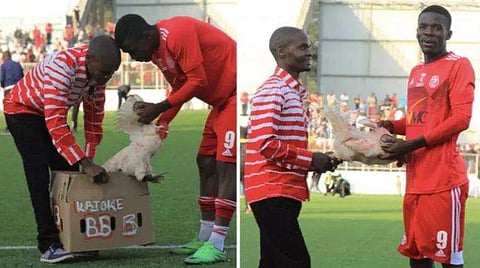 'ഗോളിന് കോഴി'; മാന്‍ ഓഫ് ദി മാച്ചായ താരത്തിന് ജീവനുള്ള കോഴിയെ സമ്മാനിച്ചു!