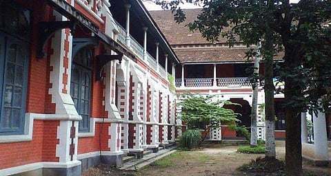 കോളജുകള്‍ ജൂണ്‍ ഒന്നിന് തന്നെ തുറക്കണം; ഓണ്‍ലൈന്‍ ക്ലാസുകള്‍ക്ക് നിര്‍ദേശം; മാര്‍ഗരേഖയായി