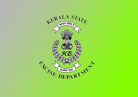 എക്സൈസ് എസ്ഐയുടെ മേശപ്പുറത്ത് 10,000 രൂപ; വിവരം അറിയിച്ച കീഴുദ്യോ​ഗസ്ഥർക്ക് ശിക്ഷ!