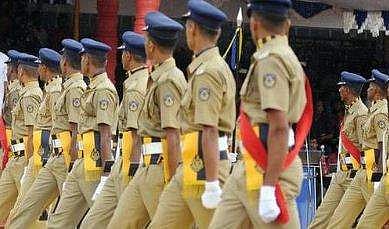 തട്ടുകടക്കാരനെ സംഘം ചേർന്ന് തല്ലി; മുഖ്യമന്ത്രിയുടെ പൈലറ്റ് പൊലീസുകാർക്കു ശിക്ഷാ പരേ‍ഡ്