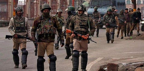 10,000 സൈനീകരെ കശ്മീരില്‍ വിന്യസിച്ച് കേന്ദ്രം, സുരക്ഷ വര്‍ധിപ്പിക്കുന്നതിനെന്ന് വിശദീകരണം