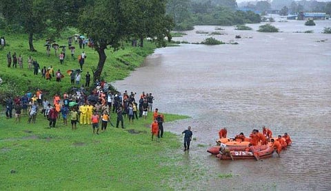 മഹാലക്ഷ്മി എക്‌സ്പ്രസിലെ മുഴുവൻ യാത്രക്കാരെയും രക്ഷപെടുത്തി; ആളുകളെ പ്രത്യേക ട്രെയിനിൽ കോലാപൂരിൽ എത്തിക്കും 