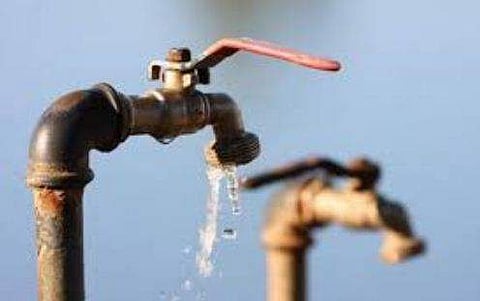 കുട്ടികളുടെ വായില്‍ പുഴുക്കള്‍, കുളിക്കുമ്പോള്‍ ദേഹത്ത്; താലൂക്ക് ആശുപത്രിയിലെ പൈപ്പ് വെള്ളത്തില്‍ പുഴുക്കളെ കണ്ടെത്തിയിട്ടും നടപടിയില്ല