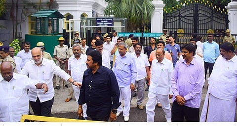 അയോഗ്യരാക്കപ്പെട്ട വിമതര്‍ സുപ്രിംകോടതിയിലേക്ക് ; കര്‍'നാടകം' വീണ്ടും നിയമപോരാട്ടത്തിലേക്ക്