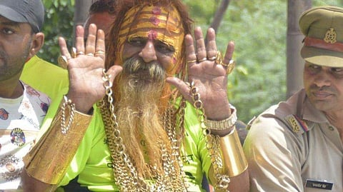 ഗോള്‍ഡന്‍ ബാബ ഇത്തവണ എത്തുന്നത് 14 കിലോ സ്വര്‍ണം ധരിച്ച്; 'രണ്ട് ശസ്ത്രക്രിയ കഴിഞ്ഞതിനാല്‍ ഭാരമുള്ള മാലയിടാനാവില്ല'