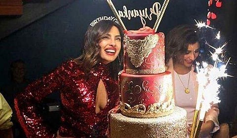37ാം ജന്‍മദിനത്തില്‍ പ്രിയങ്ക ചോപ്ര മുറിച്ചത് മൂന്നര ലക്ഷത്തിന്റെ കേക്ക്; ചിത്രങ്ങള്‍
