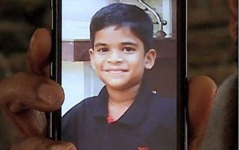 ന്യൂമോണിയ ബാധിച്ച എട്ടുവയസ്സുകാരന് മരുന്ന് നൽകിയത് അഞ്ചാം പനിക്ക്; മകന്റെ മരണം ഡോക്ടറുടെ പിഴവ് മൂലമെന്ന് മാതാപിതാക്കൾ 