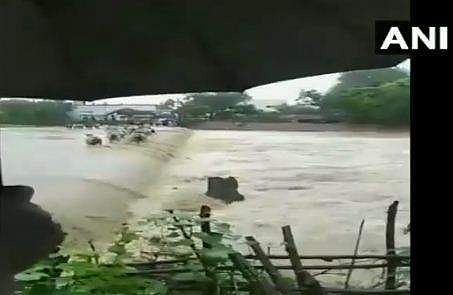 കുത്തിയൊഴുകി വരുന്ന മലവെളളപ്പാച്ചിലില്‍ കന്നുകാലികള്‍ കൂട്ടത്തോടെ ഒലിച്ചുപോയി: വീഡിയോ 