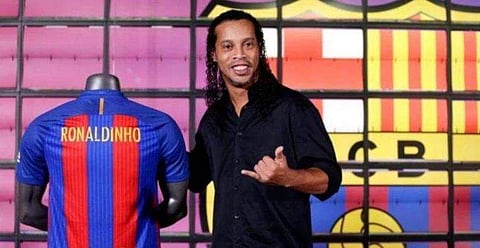 കടക്കെണിയിലായ റൊണാള്‍ഡിഞ്ഞോയ്ക്ക് തിരിച്ചടി; വസ്തുവകകള്‍ വില്‍ക്കുന്നതിന് വിലക്ക്, പാസ്‌പോര്‍ട്ട് കണ്ടുകെട്ടി