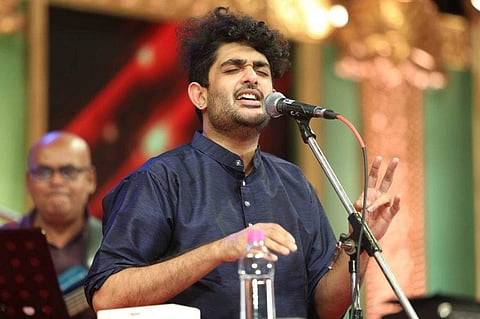 വേദിയിലെത്തിയത് കച്ചേരിക്ക്: പാടിയത് സിനിമാഗാനം, കയ്യടി നേടി സിദ്ധ് ശ്രീറാം, വീഡിയോ