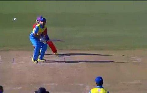 'ഇതിലും ഭേദം ഞങ്ങളാണ്...കളി പഠിച്ചുവരുന്നതേയുളളൂ അതാ'; ക്രിക്കറ്റ് ആരാധകരെ അമ്പരപ്പിച്ച് ബൗളിങ് ( വീഡിയോ)