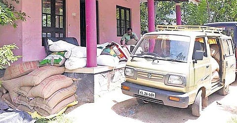 സിപിഐ നേതാവിന്റെ വീട്ടില്‍ 55 ചാക്ക് റേഷന്‍ സാധനങ്ങള്‍; കടത്താന്‍ ശ്രമിക്കുന്നതിനിടെ പിടിയില്‍