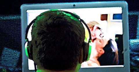 യുവതിയുമൊത്ത് ഐഎഎസ് ഉദ്യോഗസ്ഥന്റെ അശ്ലീലവീഡിയോ വൈറല്‍; സ്ഥലം മാറ്റി സര്‍ക്കാര്‍ 