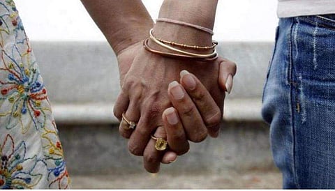 ബന്ധുക്കളുടെ എതിര്‍പ്പ് അവഗണിച്ചു; അര്‍ധസഹോരിമാര്‍ വിവാഹിതരായി; നാട്ടുകാര്‍ ഞെട്ടി