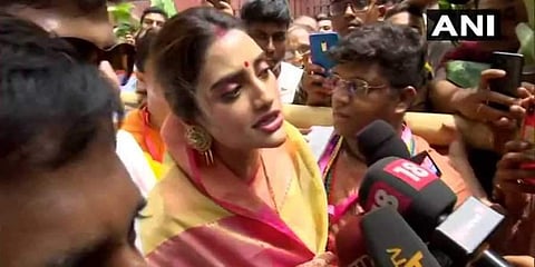 വിശ്വാസം തലയിലല്ല ഹൃദയത്തിലാണ് ഉണ്ടാകേണ്ടത്; ഞാന്‍ ഇപ്പോഴും മുസ്ലീം; രഥയാത്രയില്‍ സിന്ദൂരപ്പൊട്ടണിഞ്ഞ് നുസ്രത്ത് ജഹാന്‍