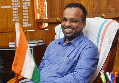 13 വര്‍ഷം അനാഥാലയത്തില്‍, ഹോട്ടലിലെ തൂപ്പുവേല മുതല്‍ പത്രവില്‍പ്പന വരെ; ഇന്ന് കൊല്ലം ജില്ല കളക്ടര്‍, അറിയണം ഈ ജീവിതം