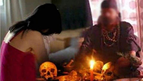 മൂന്നുവയസ്സുകാരിയെ ബലികൊടുക്കാന്‍ ശാസ്ത്ര അധ്യാപികയുടെ ശ്രമം; കുട്ടിയെ നാട്ടുകാര്‍ രക്ഷിച്ചു; പൊലീസ് വെടിവെയ്പില്‍ അധ്യാപികയുടെ മകന്‍ മരിച്ചു