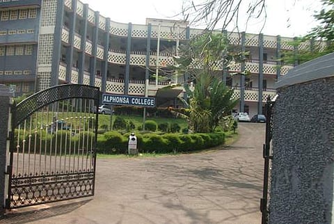 'ട്രാന്‍സ്ജന്‍ഡേഴ്‌സ് പുരുഷന്‍മാരെ പോലെ'; പെണ്‍കുട്ടികള്‍ മാത്രം പഠിക്കുന്ന കൊളേജില്‍ പ്രവേശനം നല്‍കില്ലെന്ന് പാലാ അല്‍ഫോന്‍സാ കൊളേജ്