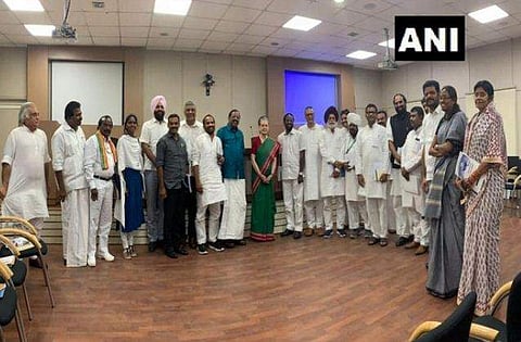 സോ​ണി​യ ഗാ​ന്ധി കോ​ണ്‍​ഗ്ര​സ് എം​പി​മാ​രു​മാ​യി ഇന്ന് കൂ​ടി​ക്കാ​ഴ്ച ന​ട​ത്തും; രാ​ഹു​ൽ ഗാ​ന്ധി പങ്കെടുത്തേക്കും 