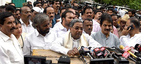 18 പേര്‍ വിട്ടുനിന്നു ; ഒരു രാജി കൂടി ; വിമതരെ അയോഗ്യരാക്കാന്‍ കോണ്‍ഗ്രസ് 