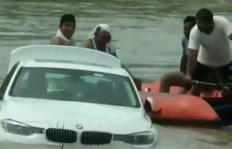 പിറന്നാള്‍ സമ്മാനമായി ജാഗ്വാര്‍ ആഗ്രഹിച്ചു, മാതാപിതാക്കള്‍ നല്‍കിയ ബിഎംഡബ്ല്യു കാര്‍ പുഴയില്‍ തളളി; വീഡിയോ