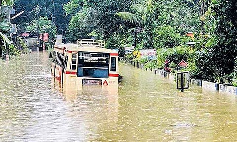 വെളളക്കെട്ടിന്റെ ആഴം അറിയാതെ ബസ് മുന്നോട്ടേക്ക്, വെളളം ഇരച്ചുകയറിയതോടെ യാത്രക്കാരുടെ ബഹളം; വിഹ്വലരായി  42 യാത്രക്കാര്‍, അതിജീവനം 