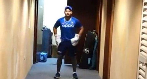 ഷാര്‍പ്പ് ടേണുമായി കുല്‍ദീപ്; ഹോട്ടല്‍ കൊറിഡോറില്‍ ക്രിക്കറ്റ് കളിച്ച് താരങ്ങള്‍