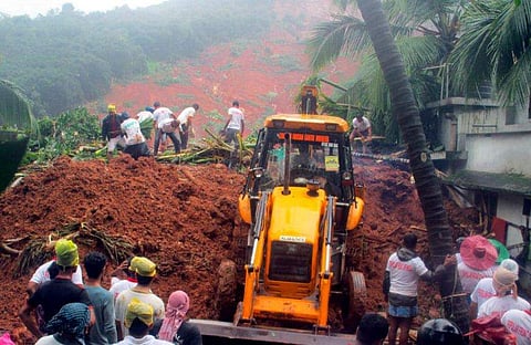 കവളപ്പാറയിലും പുത്തുമലയിലും കോട്ടക്കുന്നിലും രക്ഷാപ്രവര്‍ത്തനം തുടരുന്നു ; അഞ്ചു മൃതദേഹങ്ങള്‍ കണ്ടെടുത്തു 
