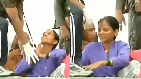 പ്രളയത്തില്‍ നിന്നും രക്ഷിച്ചു; സൈനികന്റെ കാല്‍തൊട്ട് വന്ദിച്ച് യുവതി; ഹൃദ്യം (വീഡിയോ)