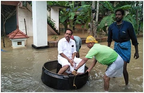 'ലേശമെങ്കിലും ഉളുപ്പ്?': മുട്ടറ്റംപോലും വെള്ളമില്ല; കോണ്‍ഗ്രസ്  നേതാവിനെ ചെമ്പു പാത്രത്തിലിരുത്തി അണികള്‍, അനുഭവമെന്ന് നേതാവ്, പരിഹാസം