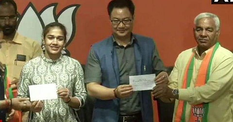 റെസ്ലിങ് താരം ബബിത ഫോഗട്ടും മഹാവീര്‍ ഫോഗട്ടും ബിജെപിയില്‍; മോദിയുടെ നയങ്ങളില്‍ ആകൃഷ്ടരായെന്ന് വിശദീകരണം